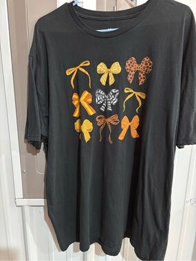 Women’s Black Bow Graphic Tee -